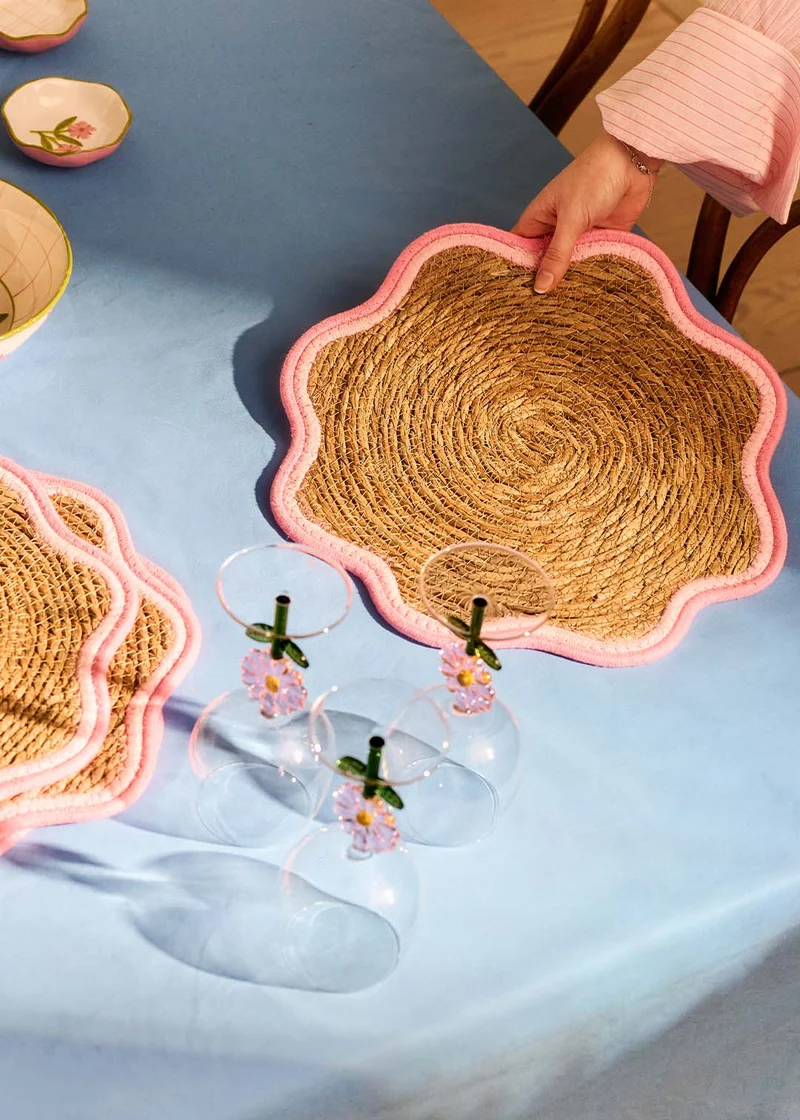 Woven cattail placemat with scalloped edge - 37 cm