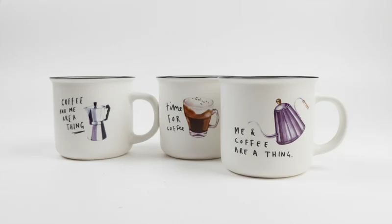 Tazza Caffè Grande 360ml Porcellana Bianca con Decoro "Me & Coffee" | Stile Smaltato Bordo Nero | Regalo Perfetto Coffee Lover