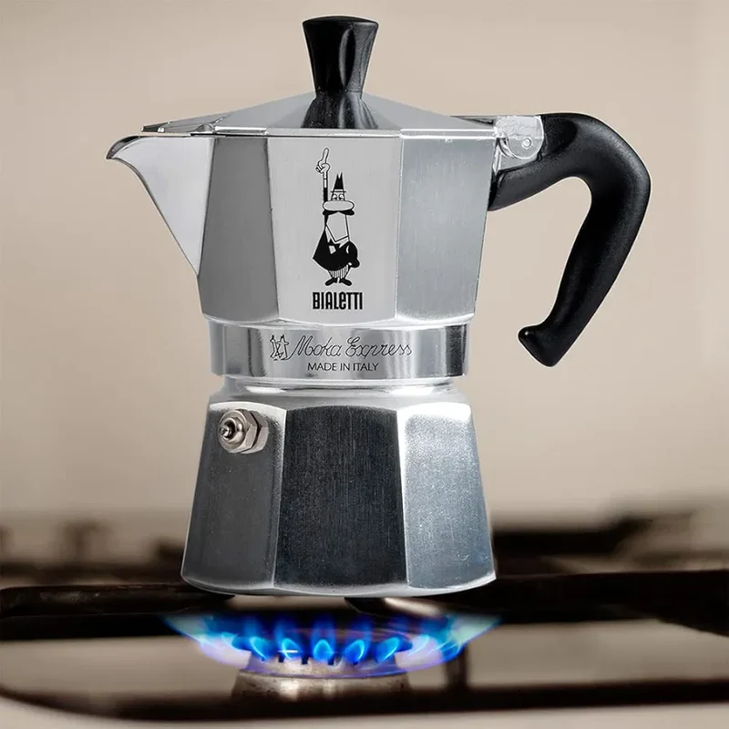 Bialetti Moka Express 6 Tazze – L'Originale Caffettiera in Alluminio dal 1933 – Icona del Made in Italy con Valvola Ispezionabile Brevettata