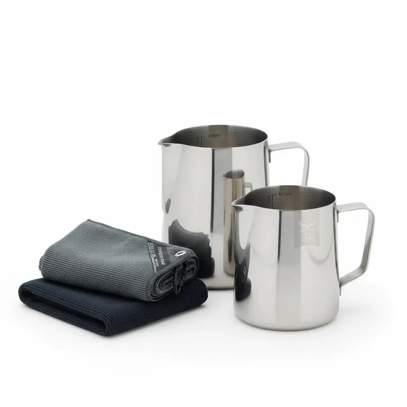 Barista Startpaket - 2 Brocche per Latte & 3 Panni da Barista